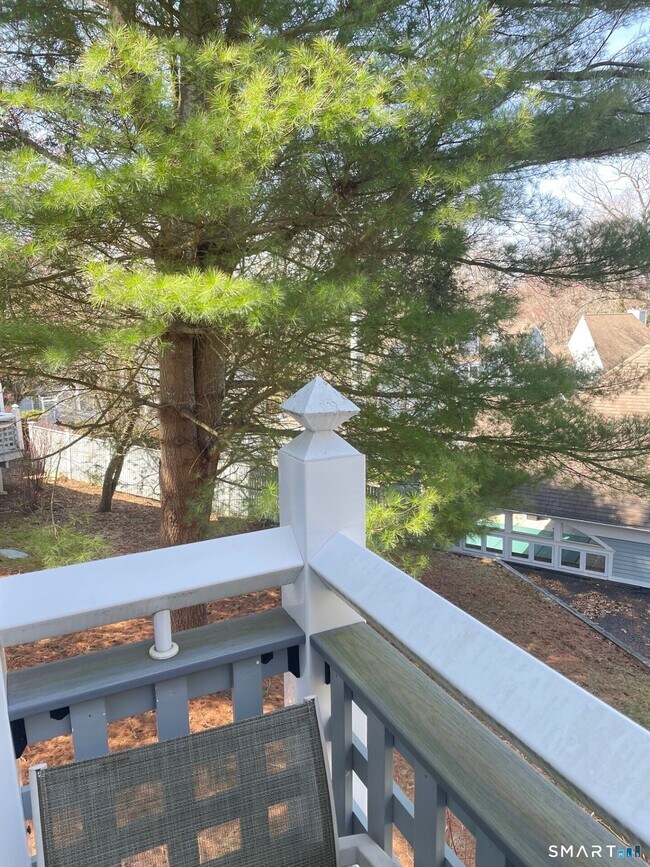 Building Photo - 221 Old Pond Ln