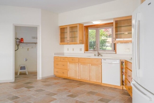Building Photo - Stunning 3-Bedroom, 3-Bath Custom Home in ...