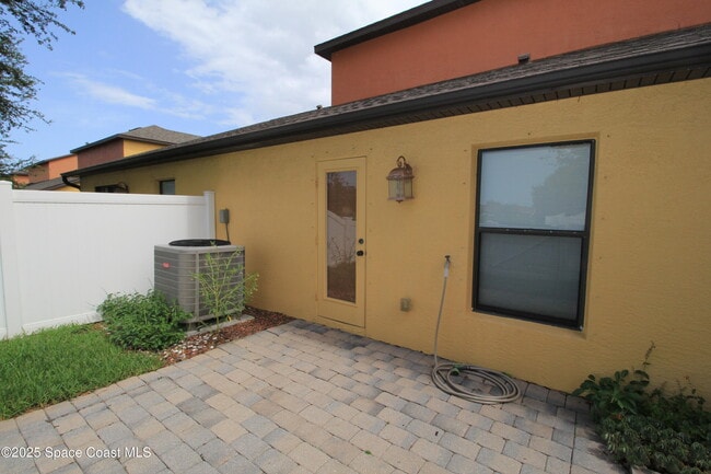 Building Photo - 1075 Luminary Cir