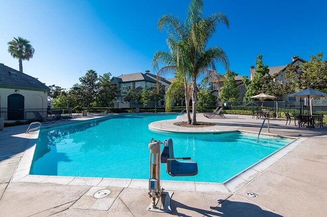 Building Photo - 1875 Baudouin Pl