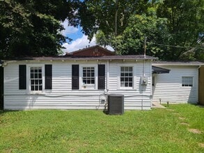 Building Photo - One bedroom/one bath cottage available for...