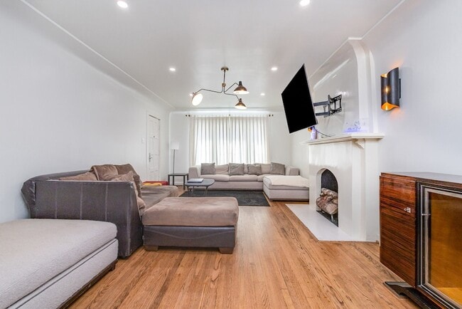 Building Photo - 4148 Normandy Ave