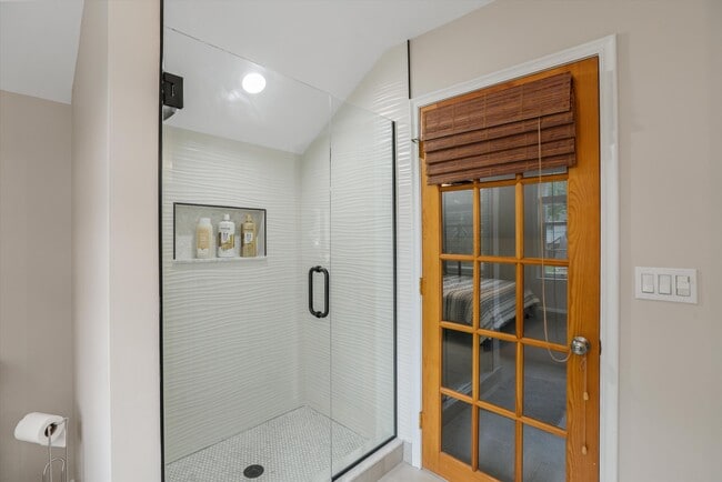 Building Photo - 498 Ann St