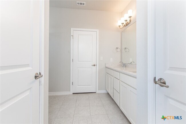 Building Photo - 121 Lafitte Dr