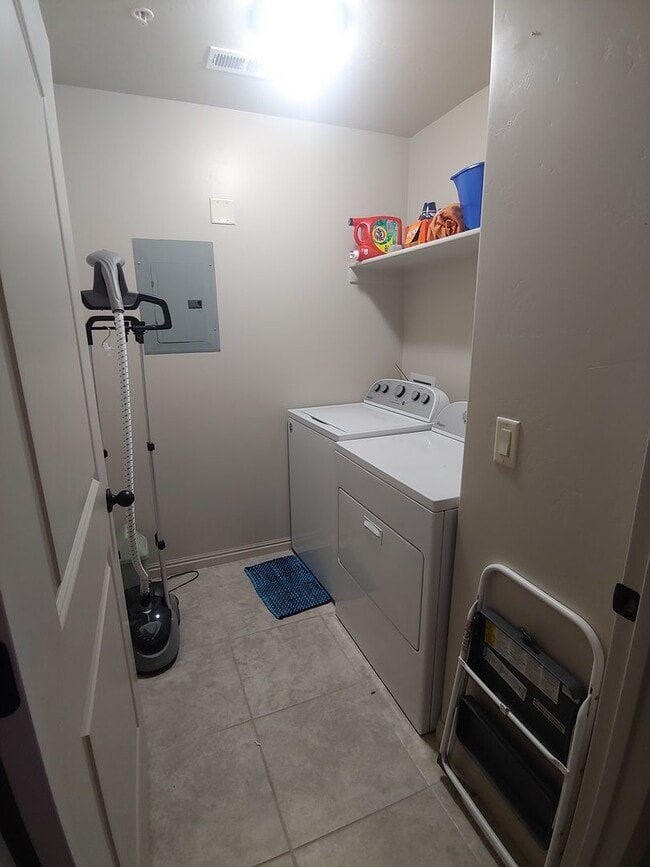 Building Photo - Charming Townhome