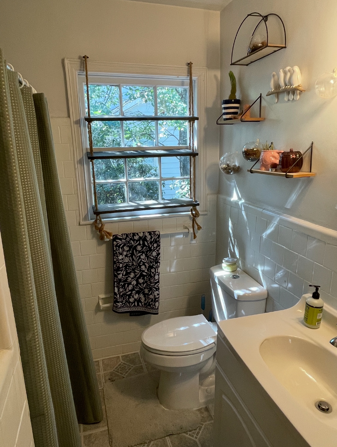 Full bathroom (Shower, bathtub, toilet, sink) - 1659 Dresden Dr NE