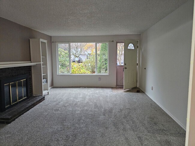 Building Photo - 3 Bedroom 1.5 Bathroom Single Family Home in Redmond!