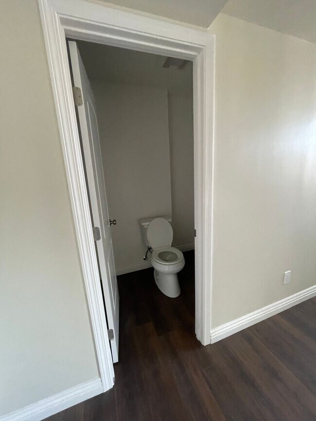 Building Photo - G4 | (M&amp;R) 412-414 &amp; 416 E Street