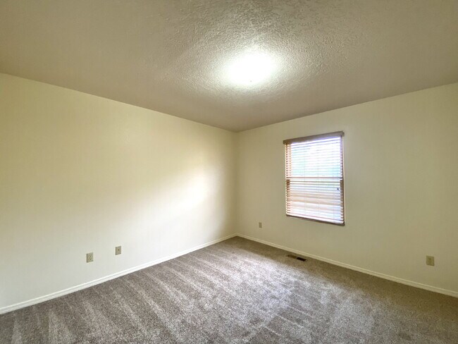 Building Photo - 4BR - PLUS LOFT and 3 CAR GARAGE