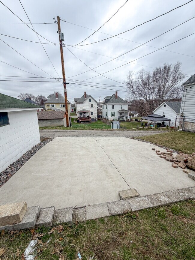 Building Photo - 613 Oakland Ave