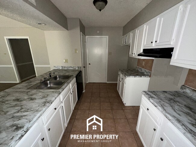 Building Photo - Charming 3BR/2BA in Country Brook | Vaulted Ceilings, Fireplace & Fenced Yard