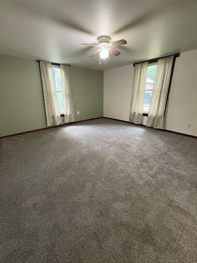 Building Photo - Charming Northside La Crosse Home