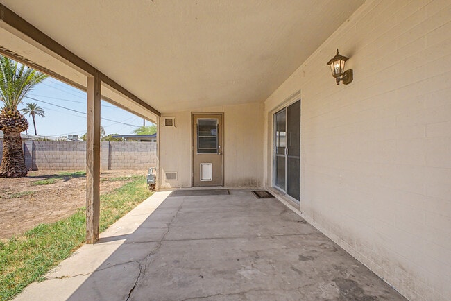 Building Photo - 921 E Campus Dr