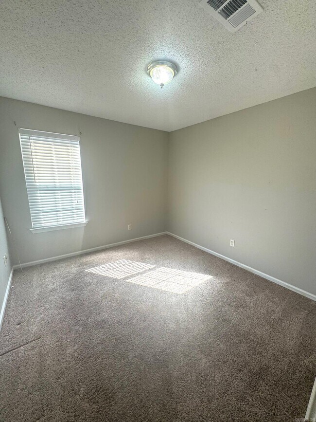 Building Photo - 211 Hunters Run