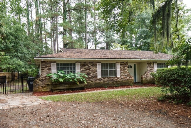 Building Photo - Beautiful 4 bedroom in the heart of Mossy ...
