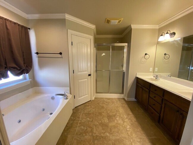 Building Photo - 3 Bed | 2 Bath | Jenks