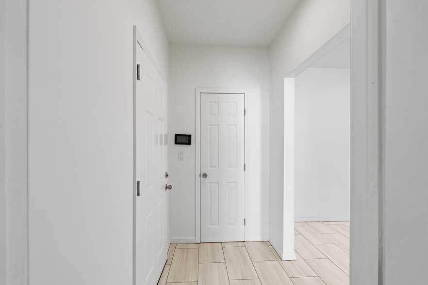Entryway/ closet - 2077 Dean St