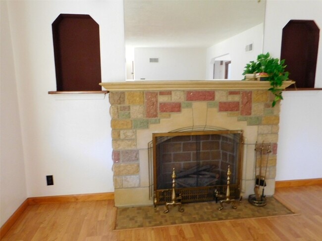 Building Photo - 2031 Ranchdale Dr