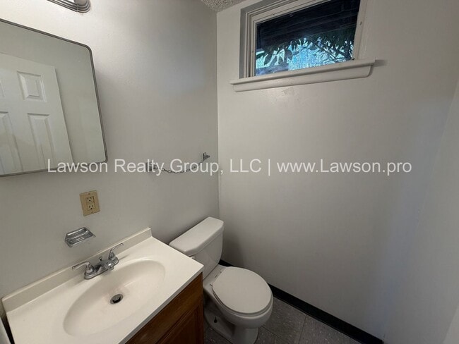 Building Photo - Beautiful Mid Century Modern Grandin Road Home