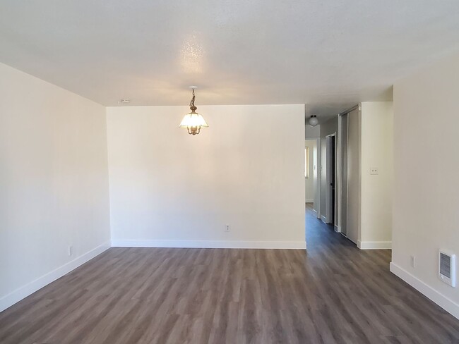 Building Photo - Spacious Condo, Underground Parking, Fresh...