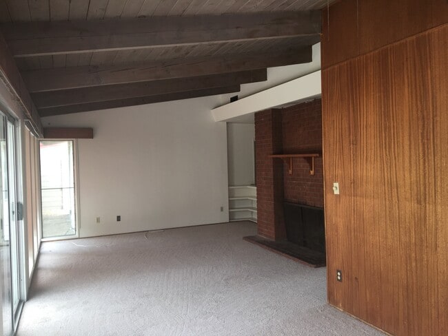 Building Photo - Country Club Area home with 4 bedrooms and...