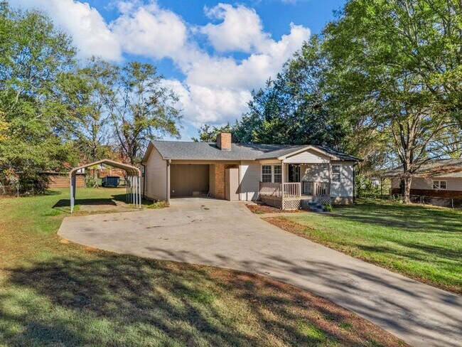 Building Photo - 2-Bedroom Furnished Home with Large Lot in...