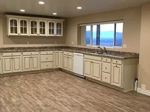 Building Photo - 2 Bedroom Walk out Basement Apartment