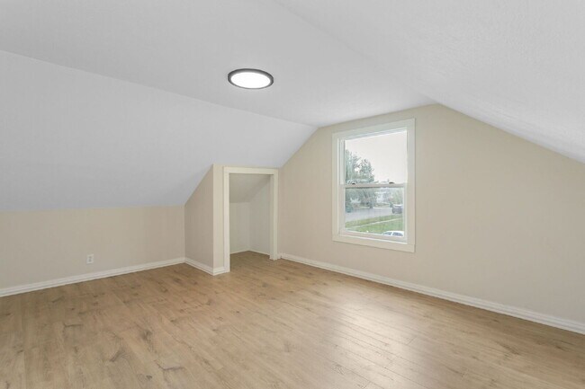 Building Photo - 232 E Grove St