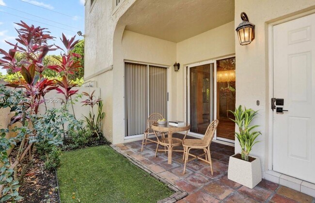 Building Photo - 6582 Via Regina