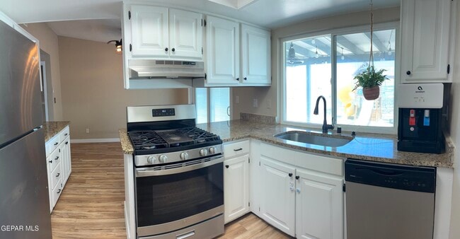Building Photo - 5527 Carousel Dr
