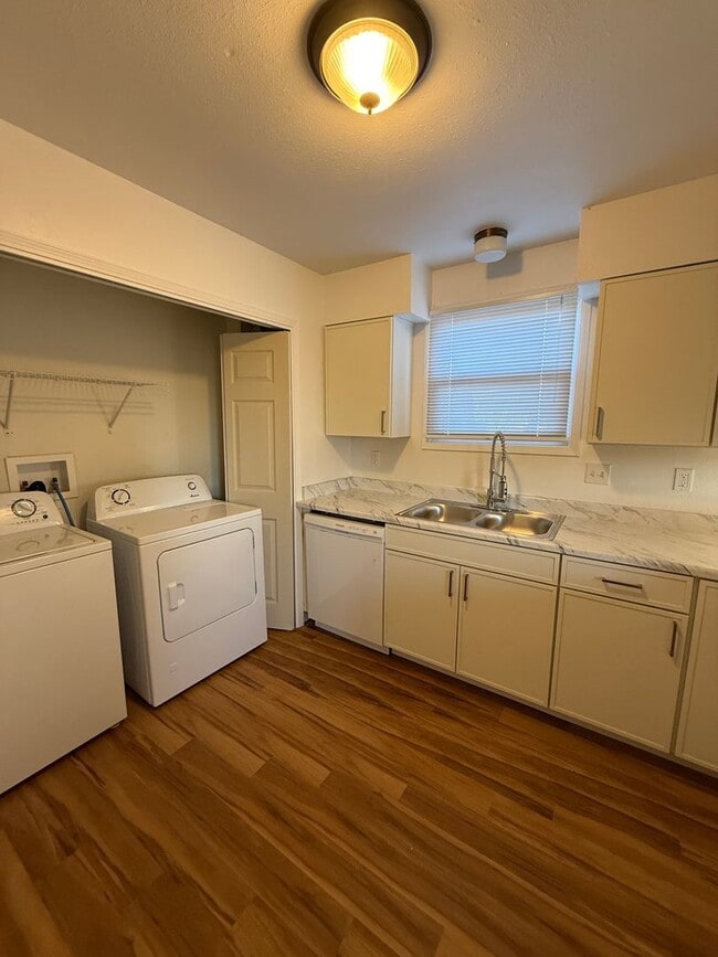 Building Photo - Newly renovated Upstairs condo- 2 bedroom, 2 full baths