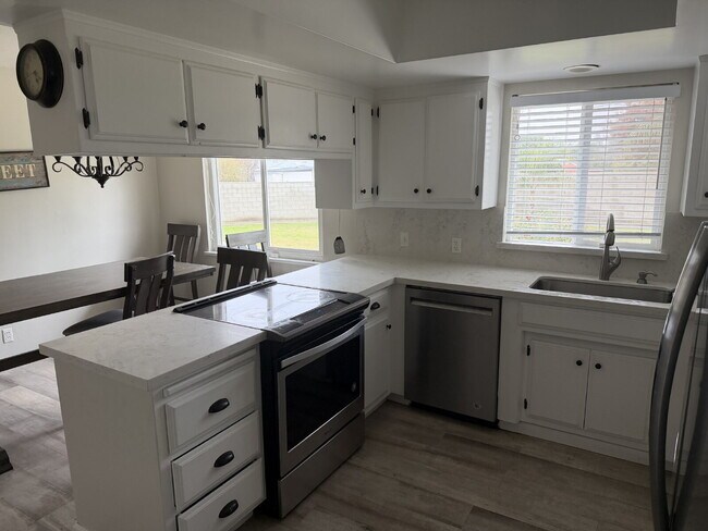 Building Photo - Bright, Beautiful & Fully Updated 3-Bed, 2-Bath Home with Modern Finishes