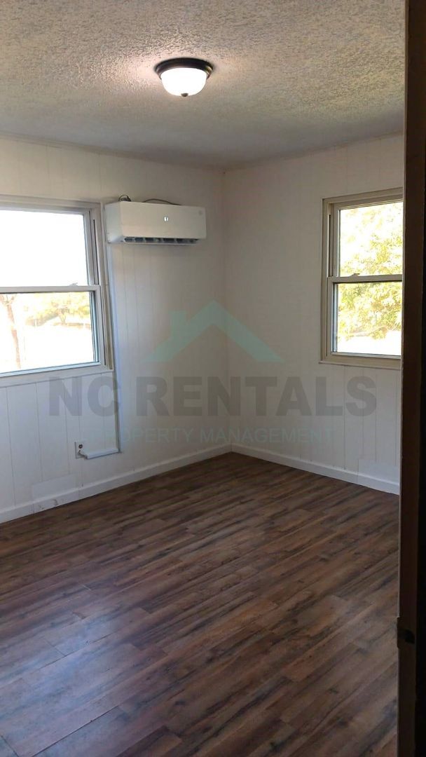 Building Photo - COMING SOON: Recently Renovated 2-Bedroom ...