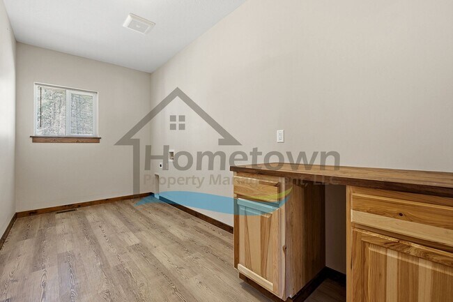 Building Photo - 4 Bedroom 2 Bathroom Home with Attached 2-Car Garage Available in Blanchard!