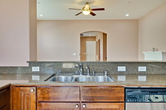 Building Photo - Spacious 3 Bedroom, 2 Bathroom Home with D...