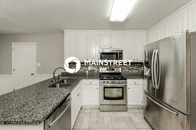 Building Photo - 4 Bedroom Pet-Friendly Home in Stockbridge...