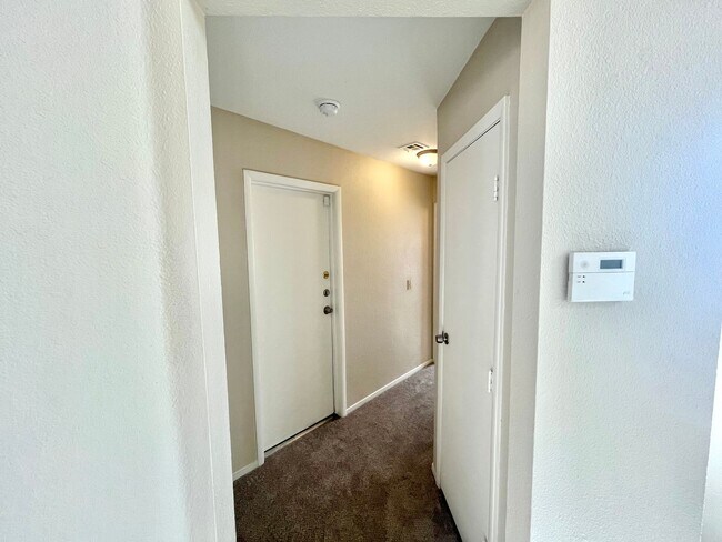Building Photo - Gorgeous 4 Bedroom Home with Pool & Spa Located in The Lakes