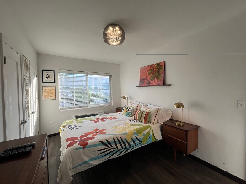 Building Photo - 511 75th St