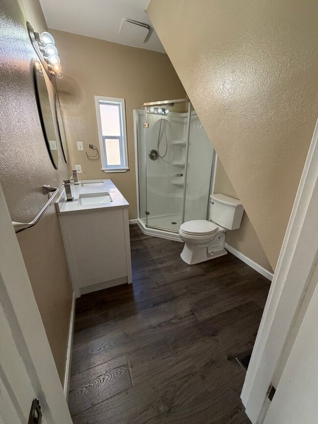 Building Photo - Charming home in a great neighborhood