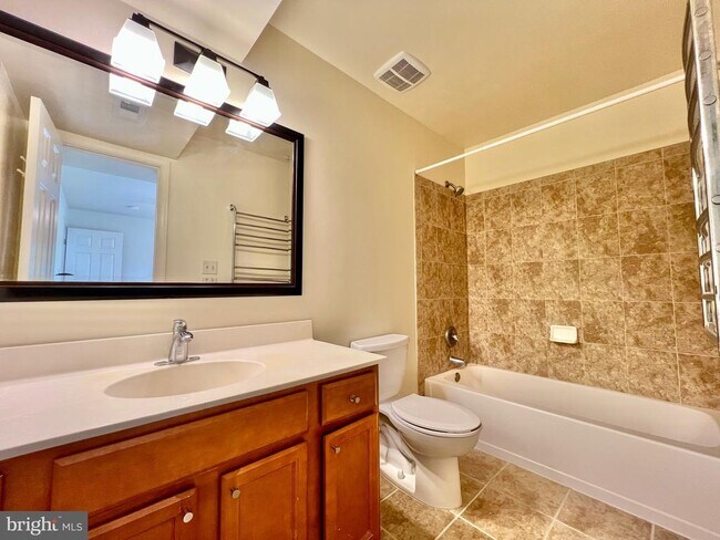 Building Photo - 927 Hillside Lake Terrace