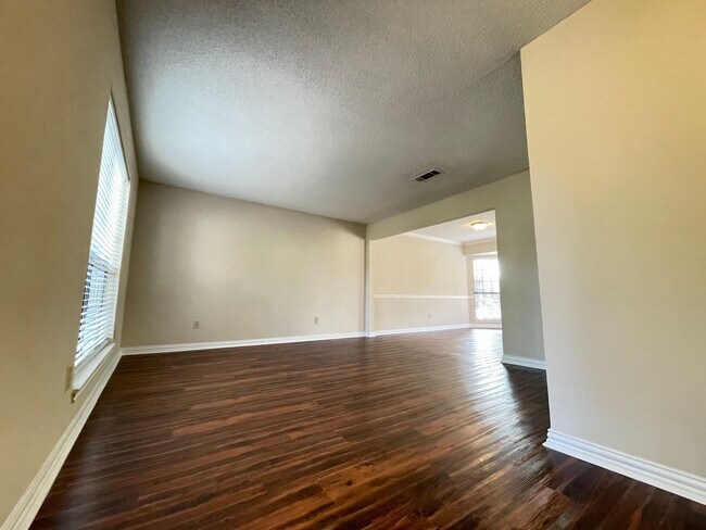 Building Photo - 4 Bed 2 Bath
