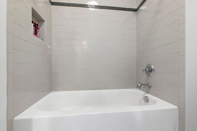 Building Photo - Custom Built 4BD, 4BA Home with Bonus Room...