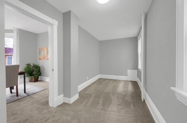 Building Photo - 1055 7th St W