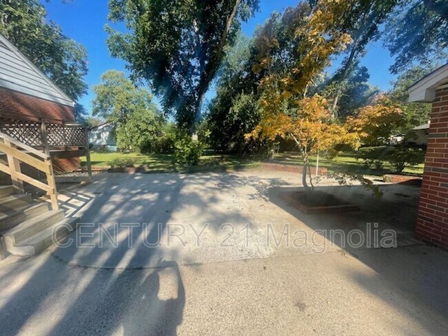 Building Photo - 105 Nut Grove Dr