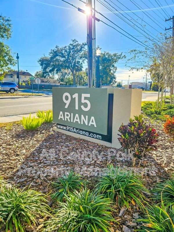 Building Photo - 915 Ariana St