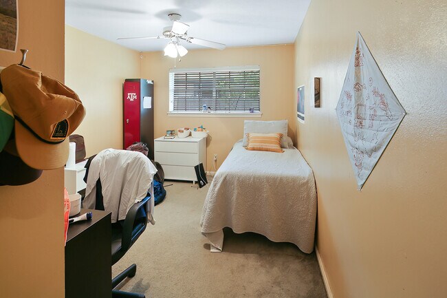 Building Photo - 1406 Angelina Cir