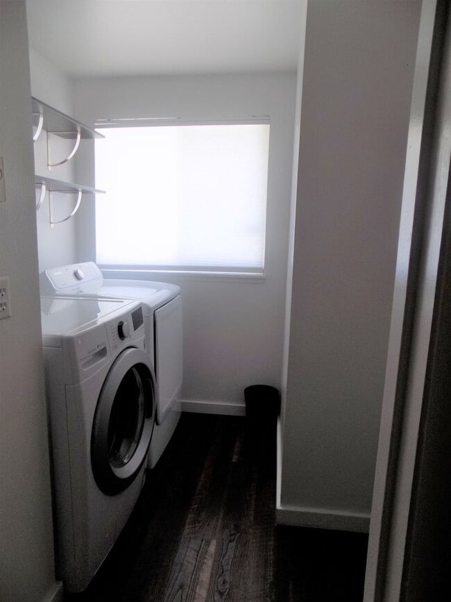 Building Photo - Winter Special-$500 Off-Spacious Three Bedroom, One & half Bathroom Townhouse Condo!