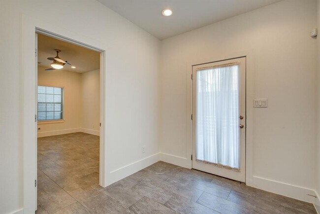 Building Photo - 1721 Thompson St