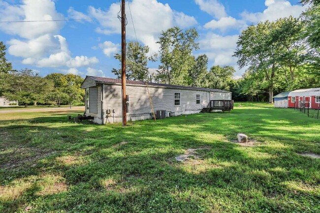Building Photo - Cozy 3-bed 2-bath in a quiet spot.