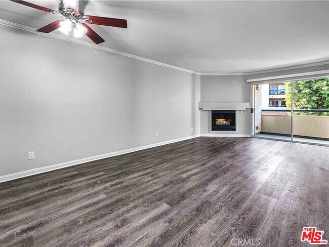 Building Photo - 5565 Canoga Ave